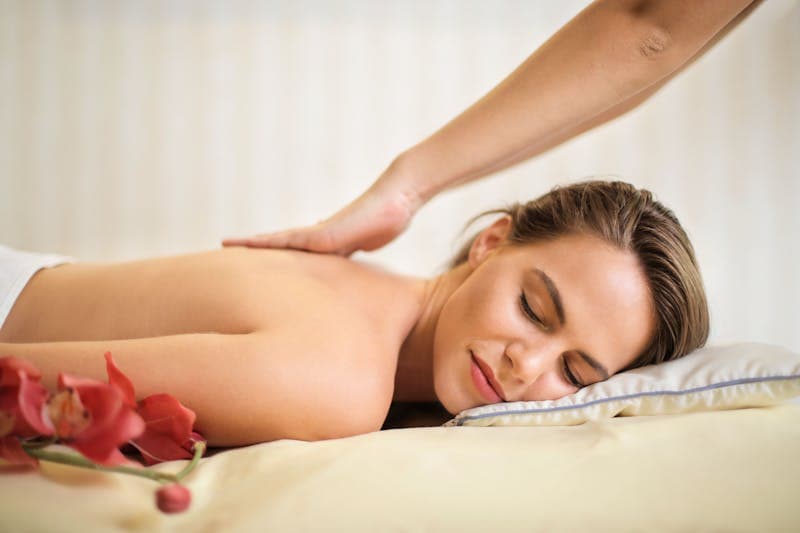 Masaje relajante Barcelona profesional - espalda mujer recibiendo masaje antiestrés con aceites naturales en centro Pelai 12