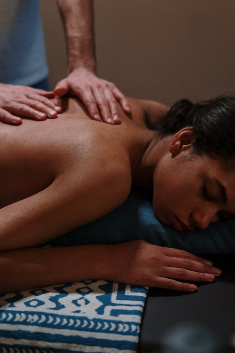 Masaje californiano Barcelona - técnica envolvente relajación profunda estilo spa en centro bienestar Pelai 12